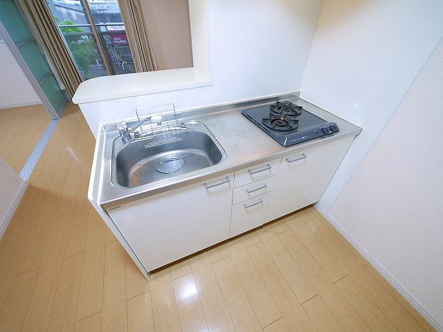 クレストハウスのキッチン|2口コンロのシステムキッチンです