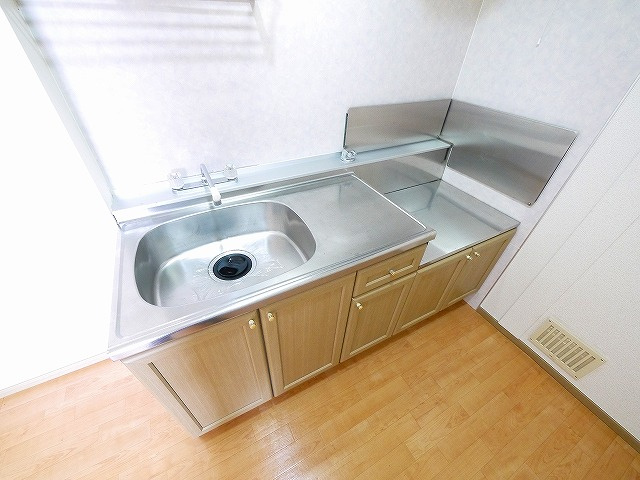 サンビレッジ学園前東坂　G棟のキッチン|コンパクトなキッチンで掃除もラクラク
