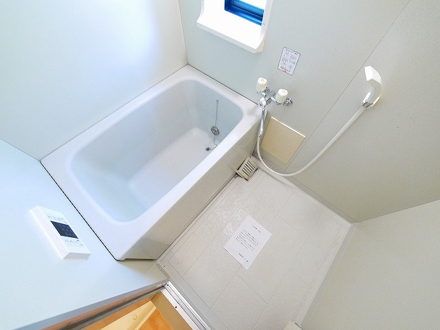 サンビレッジ学園前東坂　G棟の浴室|コンパクトで使いやすいお風呂です