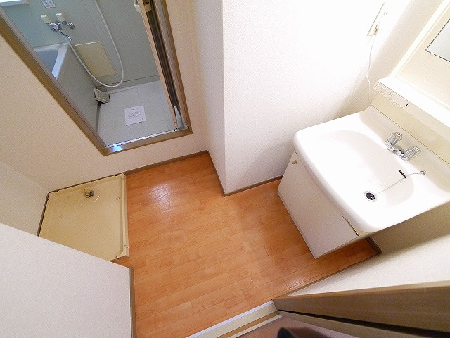 サンビレッジ学園前東坂　G棟の独立洗面台|忙しい朝には欠かせない洗面所です