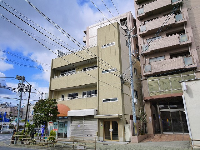 富雄ビルの外観