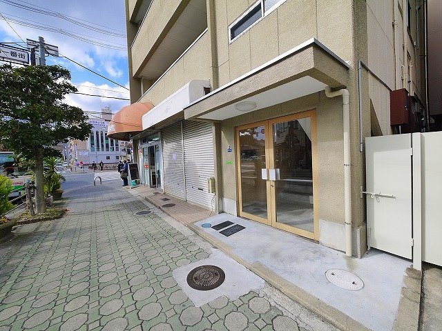 富雄ビルのエントランス
