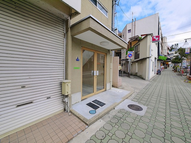 富雄ビルのエントランス