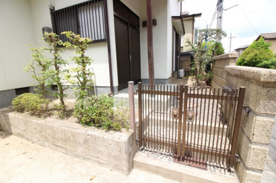【外観】 | 宇治市広野町寺山　中古戸建 | 玄関側にも緑のスペースがありますので、お花を植えるのもよし。