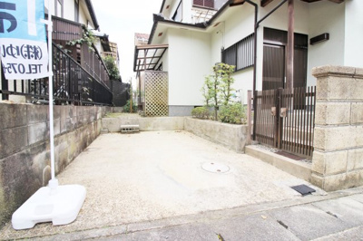 【駐車場】 | 宇治市広野町寺山　中古戸建 | 1BOX車が駐車出来ます前道は6ｍありますのでラクラク駐車。