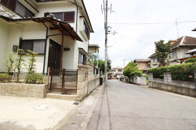 【前面道路含む現地写真】 | 宇治市広野町寺山　中古戸建 | 北東側　幅員6ｍ　接道12ｍあります。