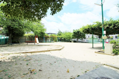 【前面道路含む現地写真】 | 宇治市広野町寺山　中古戸建 | 近くの公園です。小さいお子様がいらっしゃるご家庭は助かりますね。