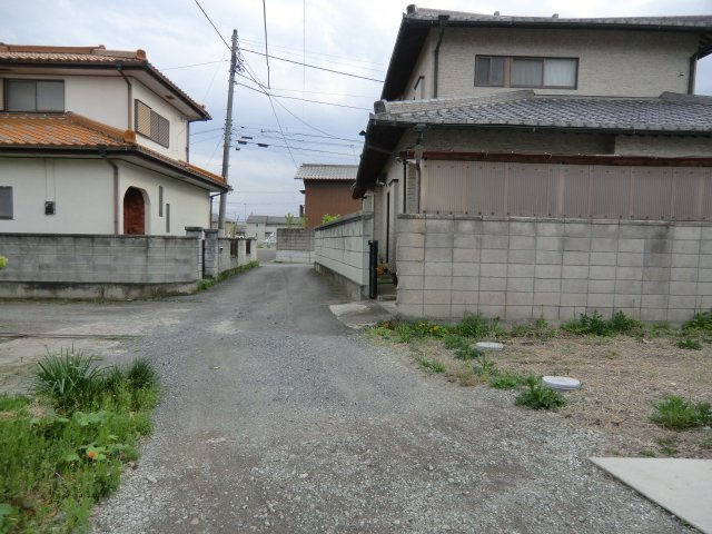 高崎市上中居町　売地　Ａ区画の前面道路含む現地写真