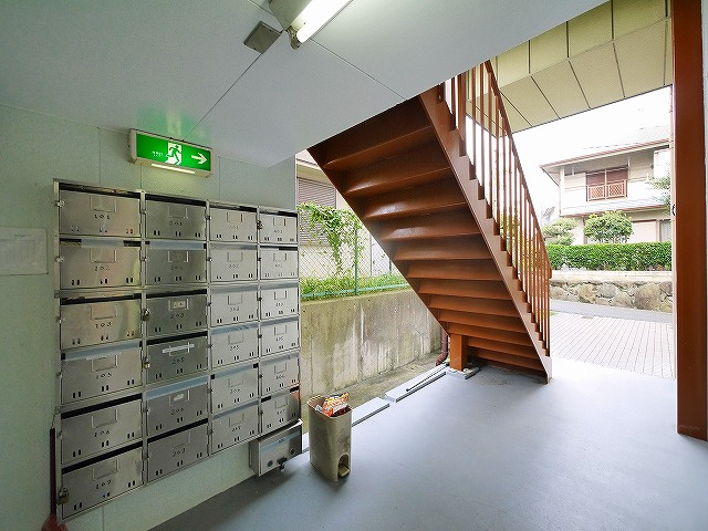 コーポ諏訪西大寺のロビー|ゆとりのあるロビーです