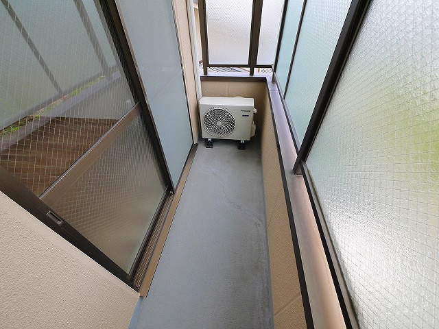 コーポ諏訪西大寺のバルコニー|お洗濯にも便利なバルコニー付き