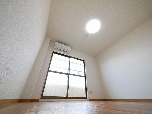 コーポ諏訪西大寺の居間・リビング|こちらのリビングで趣味の時間をお楽しみください