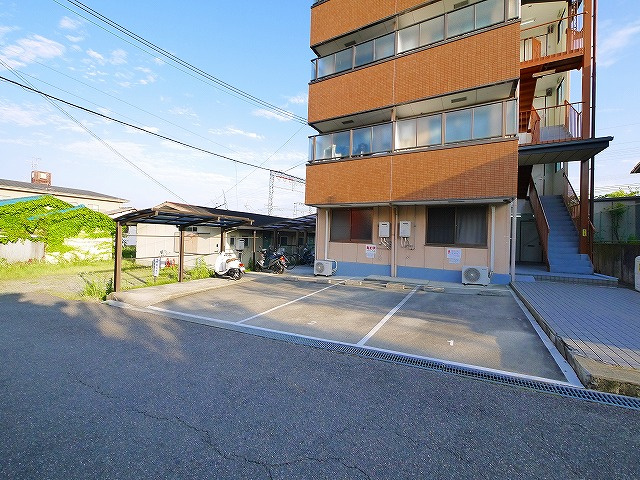 コーポ諏訪西大寺の駐車場|駐車スペースもあります