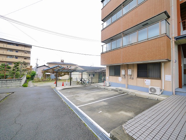 コーポ諏訪西大寺の駐車場|駐車場です