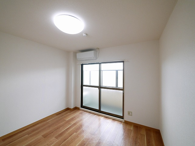 コーポ諏訪西大寺の居間・リビング|ゆったり過ごせるリビングです