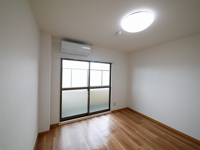 コーポ諏訪西大寺の寝室|落ち着いた色調の洋室です