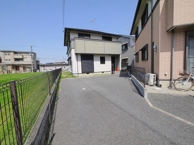 松田タウンハウスⅡの駐車場