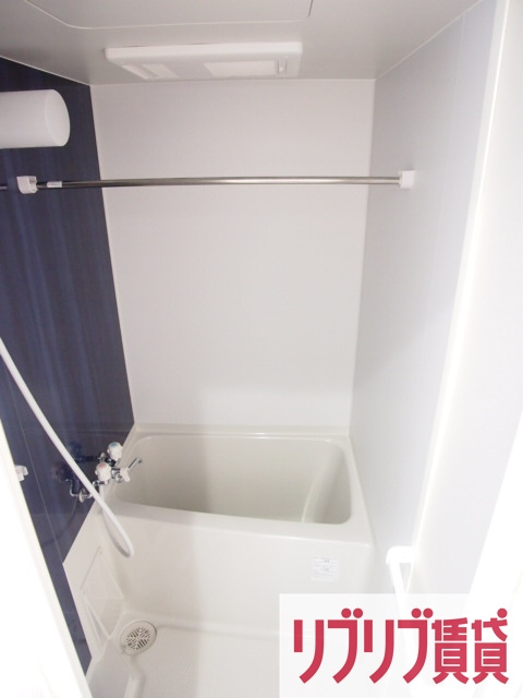 ハーミットパープルの浴室