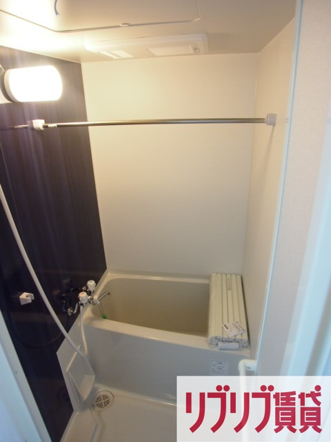 ハーミットパープルの浴室