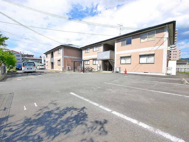 パセオリバーサイド B棟の駐車場