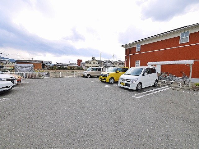 アッド・コンフォートの駐車場|カースペースがあります