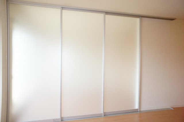 【洋室】 | シャルダンソレイユ | 光を通す間仕切は、閉めた時も圧迫感が出ません。