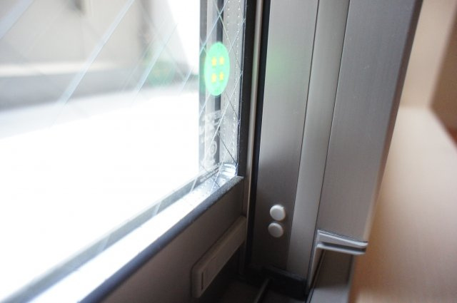 【設備】 | シャルダンソレイユ | ペアガラスは音を遮るのはもちろん、断熱性にも優れ室内温度が保てて経済的です。