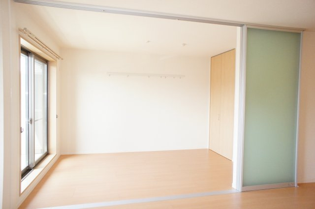 【洋室】 | シャルダンソレイユ | 間仕切を壁にスライド収納できるので間口がたっぷりとれます。