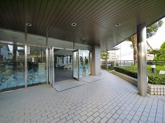 グランドパレス学園前のエントランス