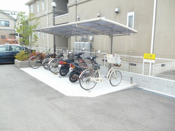 加古川市尾上町口里のアパートの駐車場