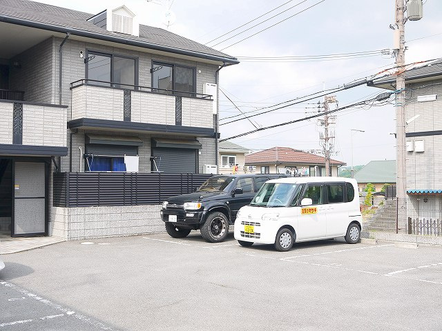 セジュール州見台A棟の駐車場