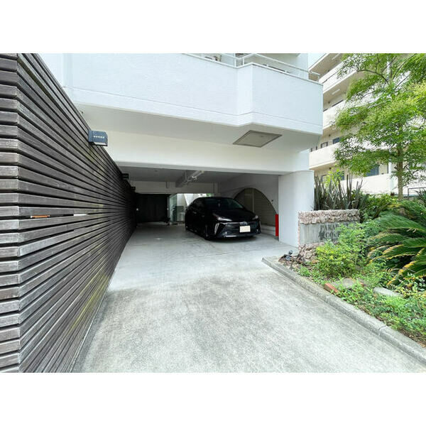 パラディッソコートの駐車場