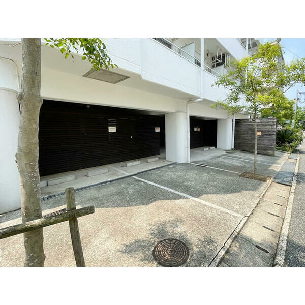 パラディッソコートの駐車場