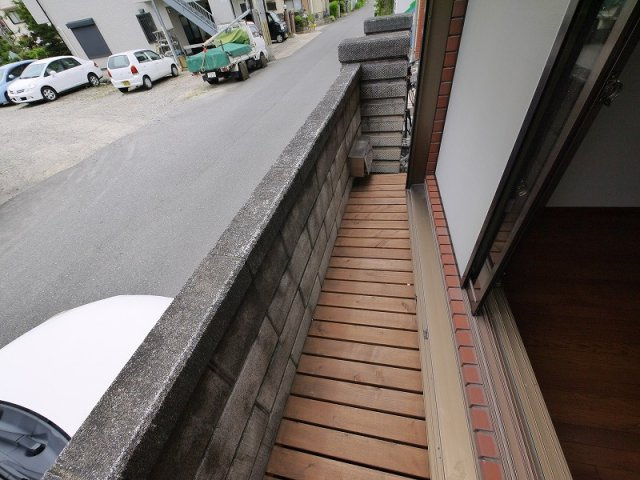 マンション廣岡のバルコニー|暖かな日差しのふりそそぐバルコニー