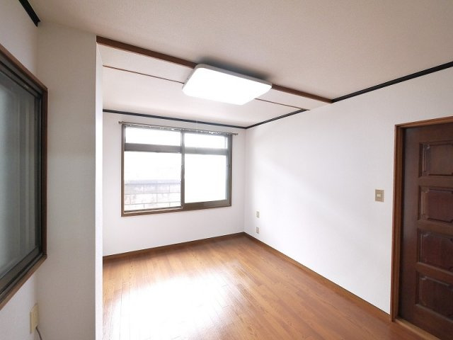 マンション廣岡の内装|明るい色調の室内です