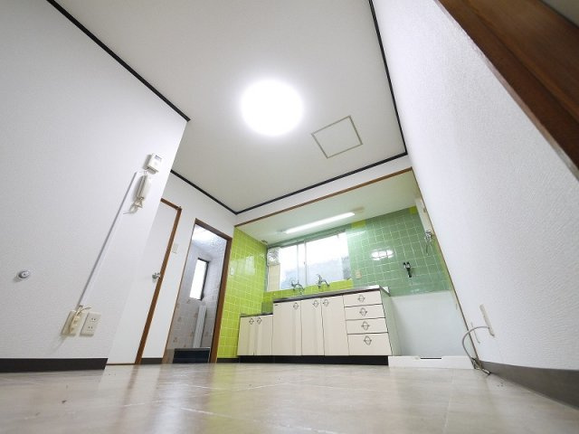 マンション廣岡の居間・リビング|ご家族で団らん出来るキッチンスペースです。