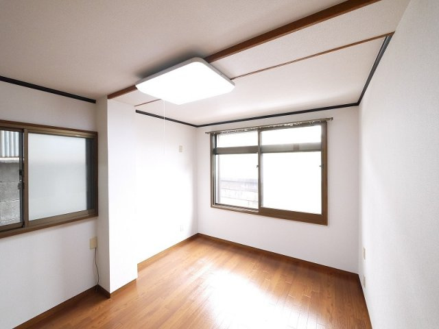 マンション廣岡の洋室|落ち着いた色調の洋室です