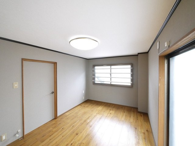 マンション廣岡の洋室|使い勝手のいい洋室です