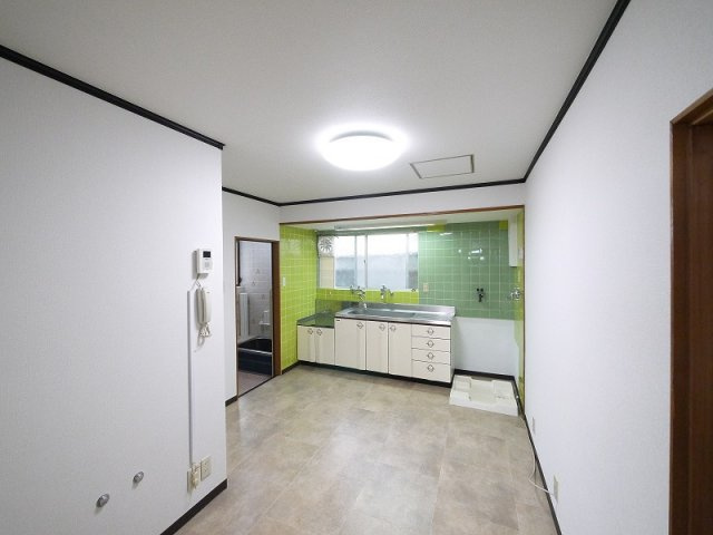 マンション廣岡の居間・リビング|お料理もはかどるキッチンスペース。