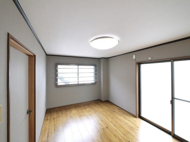 マンション廣岡の寝室|広くて明るい寝室