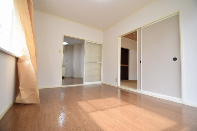 市川グリーンハイツ第一の洋室|明るい洋室