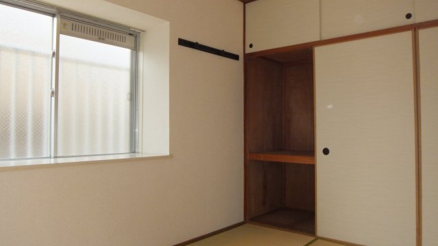 市川グリーンタウン磯貝の居間・リビング|収納天袋付き和室です。
