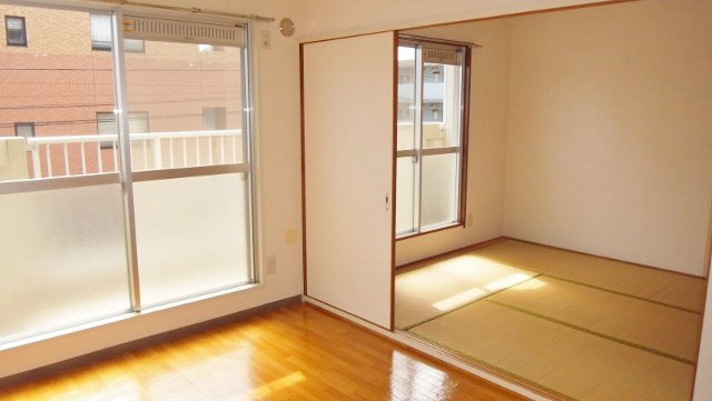 市川グリーンタウン磯貝の居間・リビング|きれいな室内です。