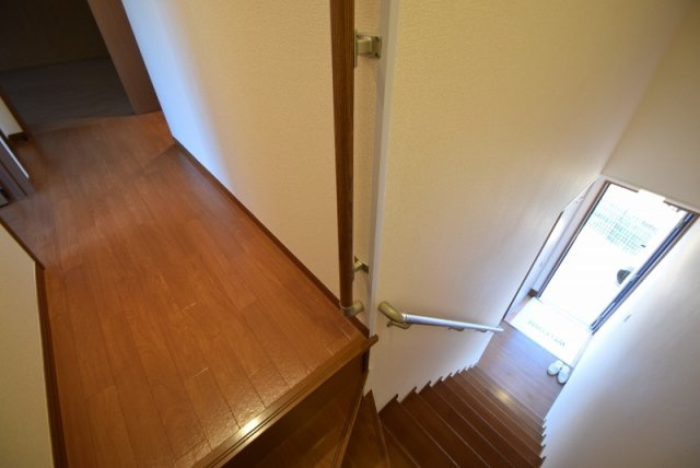 レヴール西船の内装|玄関から階段