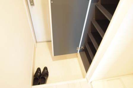 リブリ・ラ　サンサリテ西船橋の玄関|下駄箱付きです