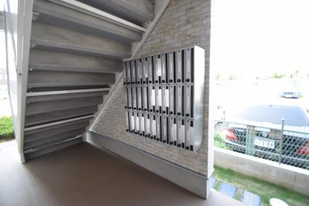 リブリ・ラ　サンサリテ西船橋のエントランス|集合ポストあります。