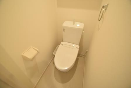 リブリ・ラ　サンサリテ西船橋のトイレ|トイレの上に棚付きです