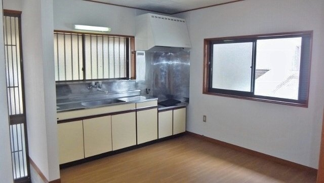 ベルーライト２１の洋室|キッチン横にも窓付いてます