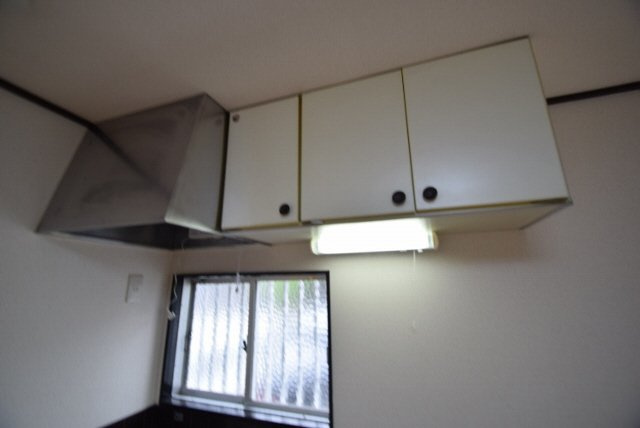 ハイメゾンキャッスルのキッチン|キッチン上部、うれしい窓付き　