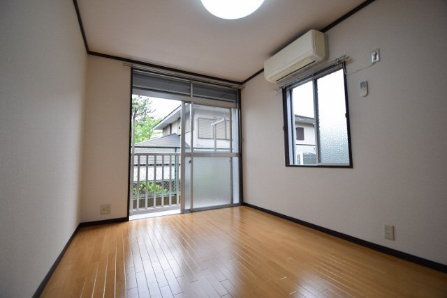 ハイメゾンキャッスルの寝室|角部屋で風が気持ちよく通ります！