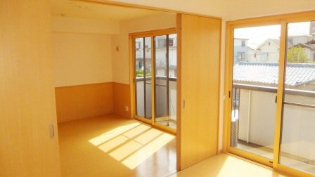メルベーユＫの居間・リビング|日当たり良好のお部屋です。